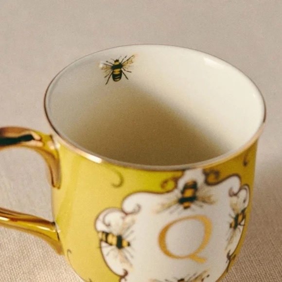 NWT Anthropologie Lou Rota Monogram Nature Mug Letter Q Queen Bee - Picture 2 of 3